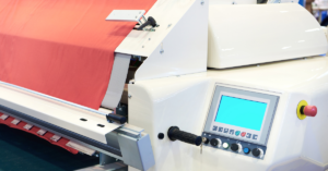 Cómo funciona una máquina de corte textil automática